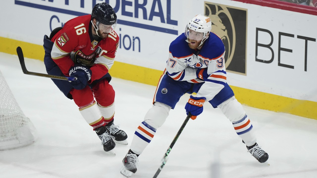 Connor McDavid bránený Aleksandrom Barkovom vo finále Stanley Cupu