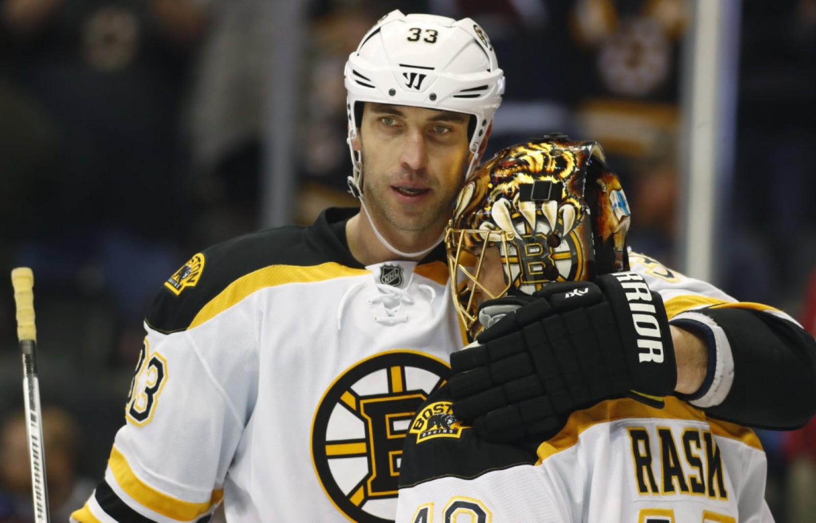 Zdeno Ch&aacute;ra oslavuje v&iacute;ťazstvo Bostonu Bruins s brank&aacute;rom
