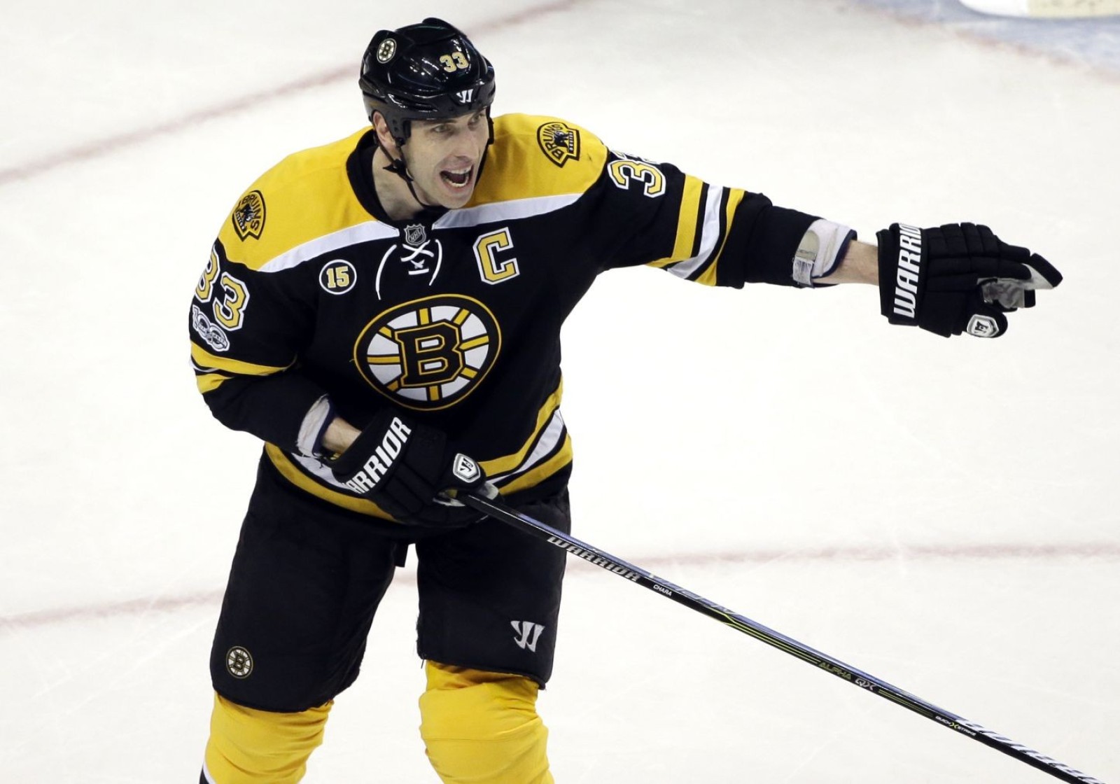 Zdeno Ch&aacute;ra v drese Bostonu Bruins počas z&aacute;pasu NHL